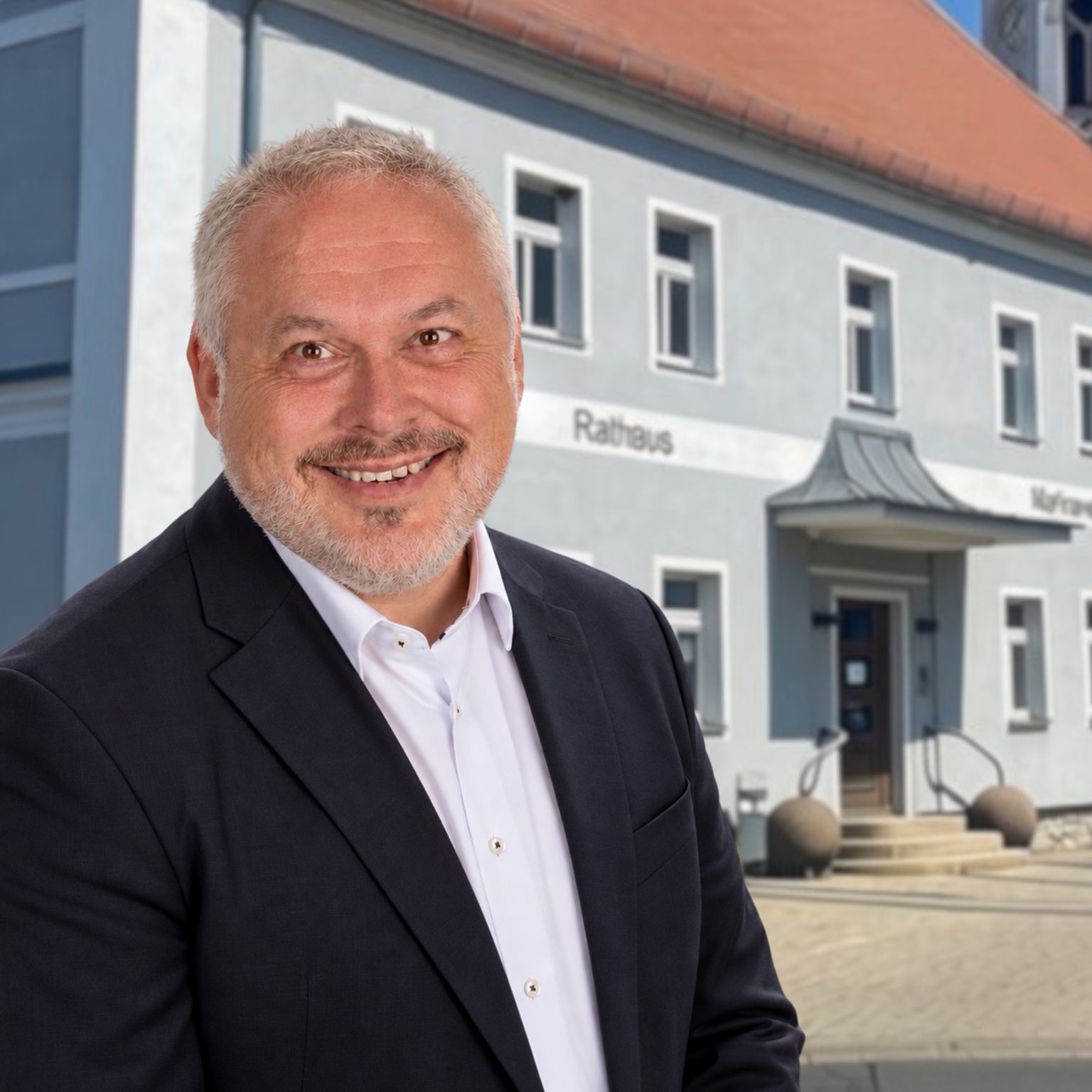 Rico Kanefke vor dem Rathaus in Markranstädt
